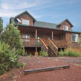 Ontario Ave Remodeled Log Cabin on 1 Acre Gateway to Grand Canyon Amazing Views, hotel in Williams