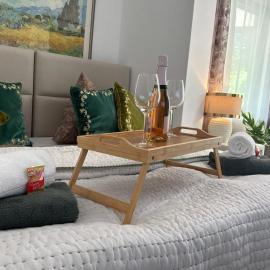 NEUE stilvolle Villa Ferienwohnung Nr 3 NUR 10 min ZU FUSS VON LEGOLAND entfernt 75m2 EG, Terrasse mit Waldblick, wunderschöner Garten, WHIRLPOOL auf der Terrasse, großes Bad, ruhige Lage, Erholung, WALDWEG15 My Luxury Apartments