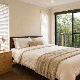 Private 3-Bedroom Upper-Level Apartment, Self Check-in, hotel i Riverview