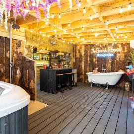 Beach House - Luxury 3-BDR - Guests 6 - WiFi - Hot Tub - Free On-Street Parking