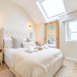 The Secret Garden, Donaghadee - The Beach House - Hot Tub - Tiki Bar - Games Room - Sleeps 6