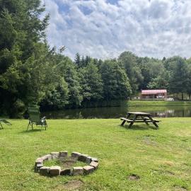 Chalet et étang, exclusivement privée, hotell i Manzat
