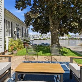 The School House Cottage, Historic 1BR Mystic River Stay Near Seaport: Groton şehrinde bir otel