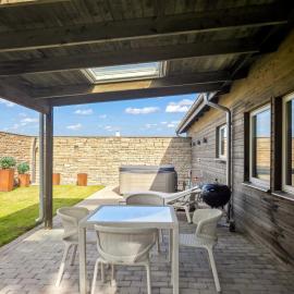 Modernt gästhus med spabad och närhet till havet, hotel v destinácii Borgholm