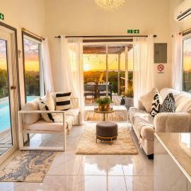 Coastline VIlla with Pool - 5 mins to Beach and local amenities, hotel a Treasure Beach