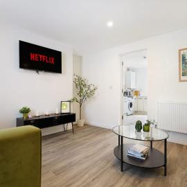 Bright 2BR Sleeps 4 Strong Wi-Fi by Stay With Us