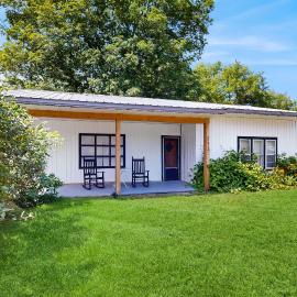 The Three Seasons - Centrally located house in Lake Leelanau, Hotel in Lake Leelanau