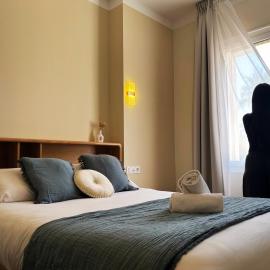 Adonis Sanary Grand Hôtel des Bains: Sanary-sur-Mer şehrinde bir otel