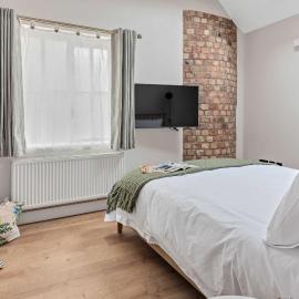 Rose & Rampart - Garden Cottage in Centre of Kenilworth