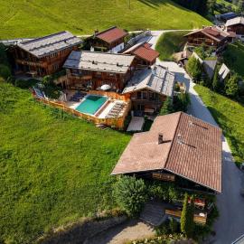 HochLeger - Chalet Refugium am Berg: Aschau şehrinde bir otel