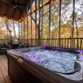 Deer Ridge Cabin near Helen with Hot Tub, hótel í Sautee Nacoochee