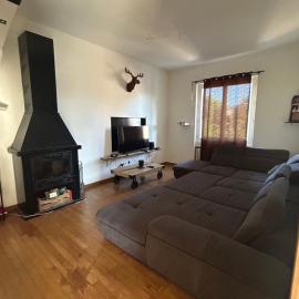 Spacious house with garden, parking, and relaxation area, hotel din Givors