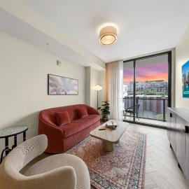Rooftop Pool & Gym - City Views - Modern Condo, hotel en Miami