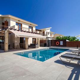 Modern Villa HG08 Pyrinas with Amazing Golf Views, in heart of Aphrodite Hills, hotelli kohteessa Kouklia