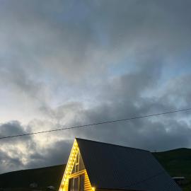 cottage up in the mountains, hotel v mestu Danisparauli