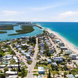 Pirate's Paradise Manasota Key Beach Condo Dock & Pool, hotel en Englewood