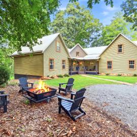 Great for gatherings hot tub sauna gas grill firepit gameroom outdoor seating, hotel a Leicester
