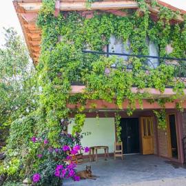 Lovely garden flat with stunning mountain views, hotell i Alcocer