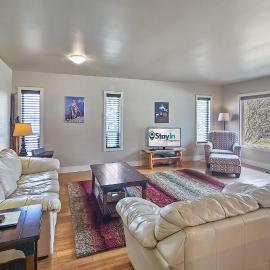 Fantastic Home Minutes from Downtown & Beaches by StayIn, ξενοδοχείο σε Invermere