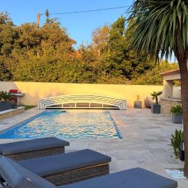 오랑주에 위치한 호텔 Un air de Provence climatisé, piscine disponible seulement en fin de journée - un parking gratuit - Proche de l'A7-A9