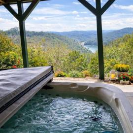 Family Cabin with Hot Tub & Scenic Lake Views, hotell i New Tazewell