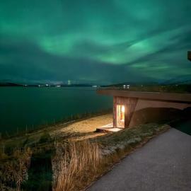 Natural Wood House Kaldbakur with Panoramic Fjord View & Hot Tub - by Nollur, hotell i Akureyri