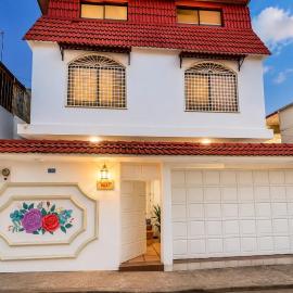 Villa 97 guayaquil Suites y Habitaciones Económicas Cerca del Aeropuerto، فندق في غواياكيل