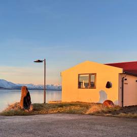 Loft House Fnjóská with Geothermal Hot Pot, Panoramic Window & Fjord View - by Nollur, hotel v destinaci Akureyri