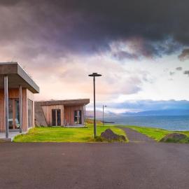 Krýsuvík Nollur - Architect-Designed Fjordfront House with Panoramic Views & Radiant Heating, Hotel in Akureyri