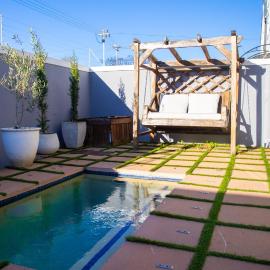 Stylish, Well Equipped Family Home in Quiet Claremont with Mountain Views, hotel in Cape Town