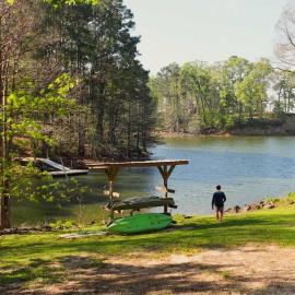 Lakefront 3BR with Bunkhouse and Kayaks, Rowboat Included, hotel in Many