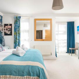 NEW-Stylish Central Winchester 4 Bed House-Sleeps 8-Parking