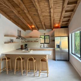 Private gated Miami home with oak tree deck, viešbutis Majamyje