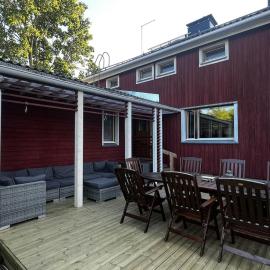 12 people, 4 bedrooms, close to the city center with a large deck