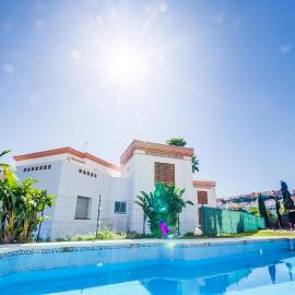 Stunning Apartment With Golf Course and Sea Views, hotel em San Roque
