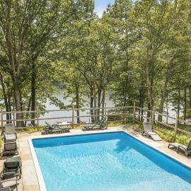 Private Lakefront with Pool, Hot Tub, Firepit, Pets, hotel v destinácii Bushkill