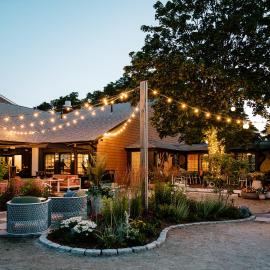 UNCOMMONER HOTEL by Reverie Boutique Collection: West Yarmouth şehrinde bir otel