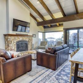 Amazing Lakefront Townhome with Lake & Pool Views Gas Grill Steps from Private Beach