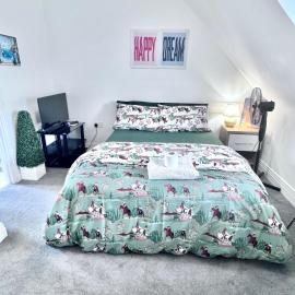 Comfortable En-suite room in peaceful Hampton Home