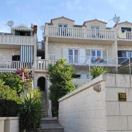 Apartments with parking space Bol, Brac - 27896