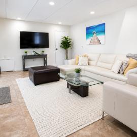 Spacious 3BR Guest Suite by the Creek In North Vancouver Sleeps 6, Free Parking, hotel in North Vancouver