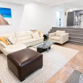 Spacious 3BR Guest Suite by the Creek In North Vancouver Sleeps 6, Free Parking, hotel a North Vancouver