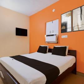 Hotel O Royal Inn Hotel, hotel in Hāpur