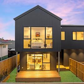 5 Bedrooms Home in Highland Park Auckland Sleeps 10, hotel din Auckland