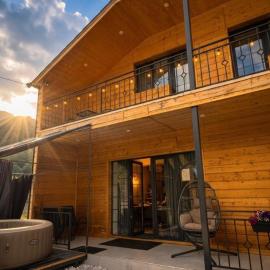 Calypso Family Rest House, hotelli kohteessa Hankavan