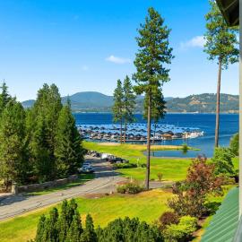 3 BR Penthouse with Lake Views Near Gozzer, hotell sihtkohas Harrison