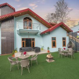 The Summer House I Open Air Lawn & Plunge Pool I 4 Bedroom Villa l Bonfire I Dance I Music I Full Party l Managed By ExoticStays Group, hotel i Dharampur