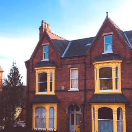 Beautiful former Vicarage, spacious, inviting, period home, free parking, pet friendly, convenient central location, hotel in Lincoln