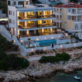 Royal Oak beachfront residence Trogir Seget Vranjica, hotel in Seget Vranjica