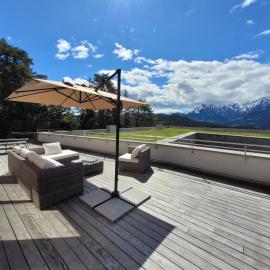 Laax Alpine Lodge by Quokka 360 - Stylish Apartment with Terrace and Stunning Mountain Views, hotel v destinácii Laax
